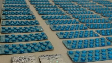 Polícia apreende cartelas de estimulante sexual dentro de caixa de suco