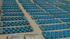 Polícia apreende cartelas de estimulante sexual dentro de caixa de suco