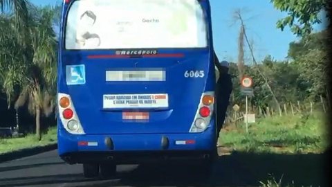 Rapaz é flagrado pegando rabeira em ônibus em Rio Preto
