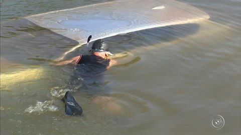 Polícia investiga carro de luxo que ‘surgiu’ dentro de lago em Jundiaí