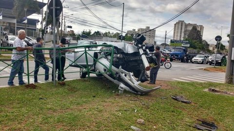 Motorista morre após passar mal e bater carro em semáforo de avenida em Sorocaba