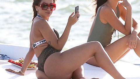 Anitta é clicada por paparazzi em Miami curtindo passeio em iate