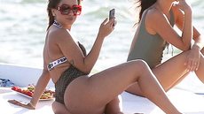 Anitta é clicada por paparazzi em Miami curtindo passeio em iate