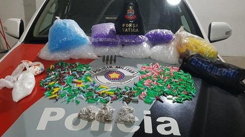 Suspeito é preso com centenas de porções de drogas em apartamento em Marília