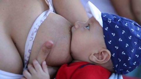 Anticorpos contra covid-19 podem passar para bebês pelo leite materno