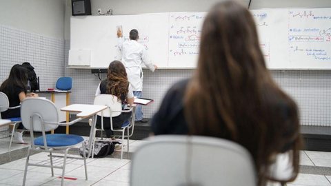 Quatro em dez alunos pensaram em parar os estudos devido à pandemia