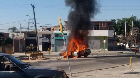 Motorista e criança saem ilesos de carro que pegou fogo