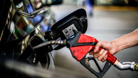 Imagem Gasolina fica 5,18% mais cara a partir de hoje nas refinarias