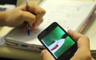 “É cruel”: professores relatam aulas on-line com 300 alunos e demissões em massa