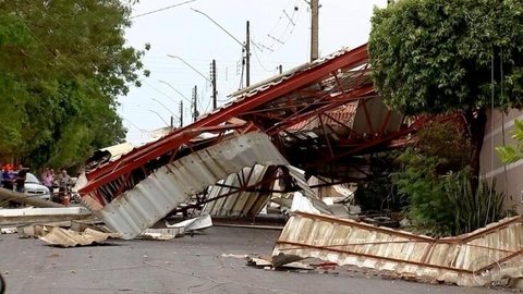 Defesa Civil monitora casas atingidas por telhado de rodoviária após vendaval