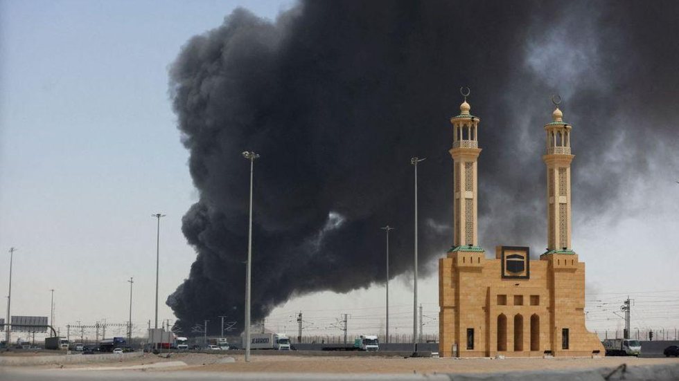 Sauditas apagam incêndio em tanque de combustível atingido por houthis