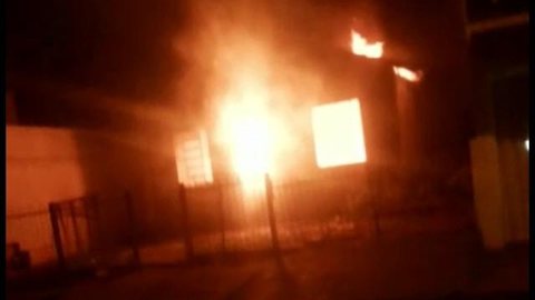 Incêndio em casa abandonada mobiliza bombeiros em José Bonifácio