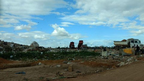 Cai número de municípios que enviam resíduos a lixões, diz associação