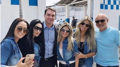 Cabos eleitorais de Flávio Bolsonaro foram pagos por Queiroz com caixa 2 em 2018