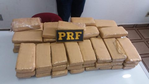Polícia apreende tijolos de maconha escondidos em fundo falso de porta-malas de carro em José Bonifácio