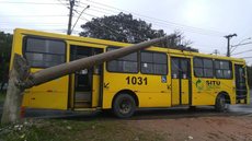 Ônibus do transporte público bate em poste em avenida de Jundiaí