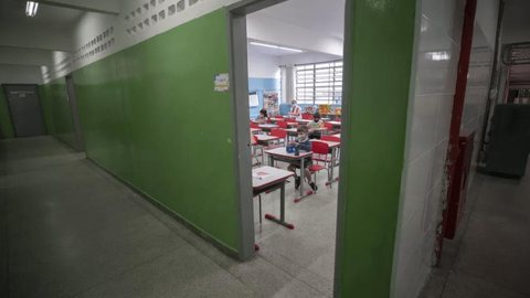 Governo federal não retomou controle de frequência escolar de crianças que recebem Auxílio Brasil após volta às aulas presenciais