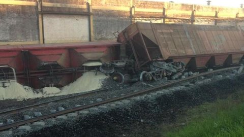 Trem carregado com açúcar descarrila no centro de Catanduva