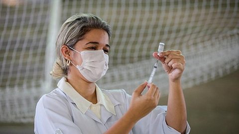 Cidade de SP vacina contra Covid e aplica dose de reforço nos grupos elegíveis nesta segunda de feriado