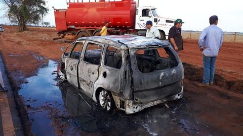 Carro pega fogo em rodovia de Castilho e mobiliza Corpo de Bombeiros