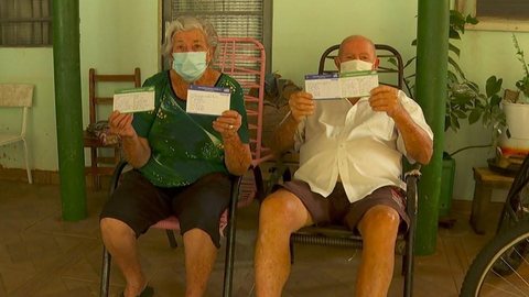 Cidade de SP aplica dose de reforço de vacina contra Covid em profissionais de saúde e idosos com mais de 60 anos nesta quarta