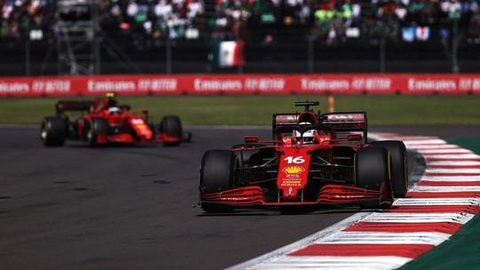 Leclerc explica demora em trocar com Sainz no GP do México