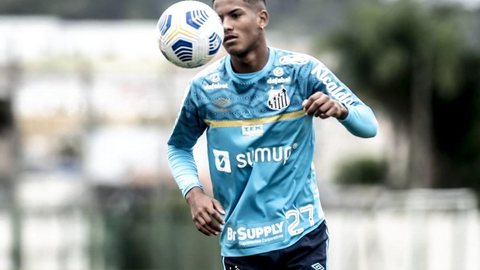 Ângelo volta a ganhar minutos e vira “12º jogador” do Santos na reta final do Campeonato Brasileiro