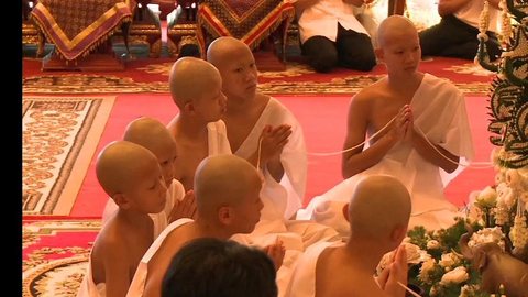 Meninos resgatados de caverna na Tailândia raspam cabeça em cerimônia budista; veja