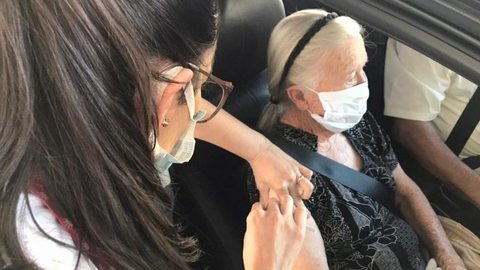 Cidade de SP aplica nesta terça reforço da vacina contra Covid em imunossuprimidos com mais de 18 anos e idosos acima de 80