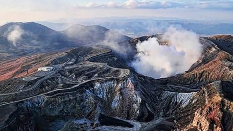 Monte Aso, no Japão, entra em erupção