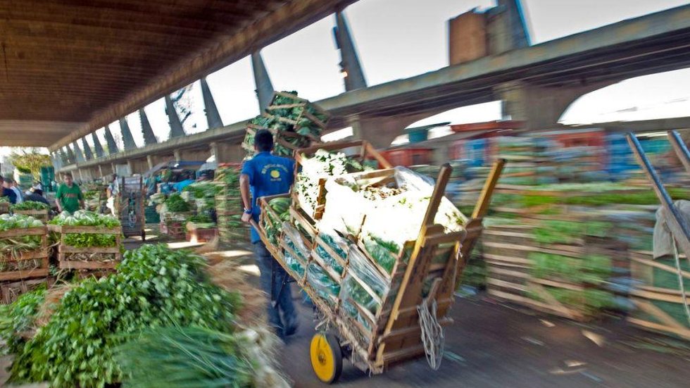 Com ajuda do Exército, Ceagesp distribui alimentos em Araraquara