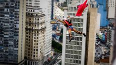 Virada Esportiva: atletas saltam de paraquedas do Edifício Martinelli, no Centro de SP; Veja as fotos