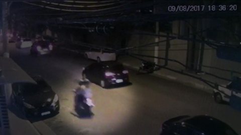Vídeo mostra suspeitos fugindo de moto em SP após mulher ser morta com tiro no rosto