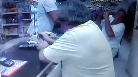 Comerciante leva tiro à queima-roupa na boca durante assalto; vídeo