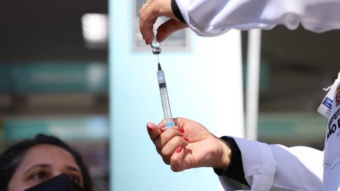 Cidade de SP vacina grávidas que receberam 1ª dose de AstraZeneca e faz repescagem para grupos de 30 a 34 anos nesta segunda
