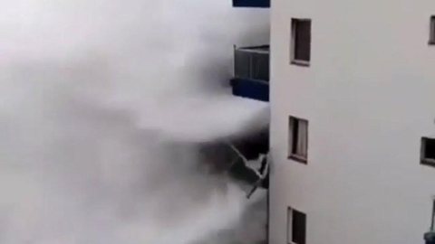 Ondas enormes derrubam varandas de prédio nas ilhas Canárias