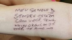 Filha tatua bilhete deixado pelo pai antes de morrer em decorrência da Covid-19: ‘sempre estarei com você’