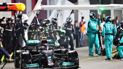 Mercedes revela que pneu de Bottas furou em perseguição a Alonso no Catar