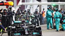 Mercedes revela que pneu de Bottas furou em perseguição a Alonso no Catar