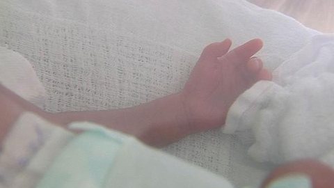 Mãe que deu à luz a bebê de 800g e não sabia da gravidez recebe alta do hospital