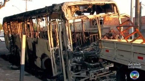 Em represália à PM, grupo manda passageiros descerem e ateia fogo em ônibus