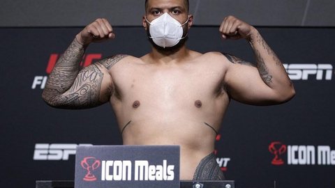 UFC: peso-pesado faz história e estoura limite de 120,7kg