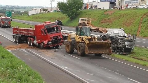 Acidente entre carretas interdita rodovia em Fernandópolis