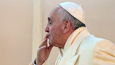 Papa Francisco assina encíclica sobre a fraternidade, apesar de acusações de sexismo