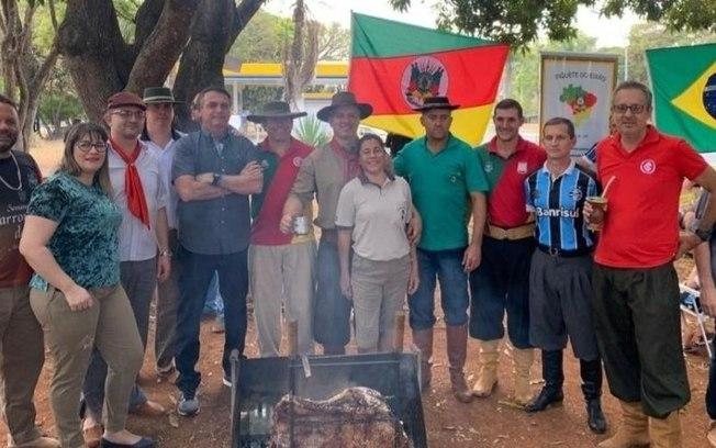 Sem máscara, Bolsonaro vai a churrasco com aglomeração e comemora Dia do Gaúcho
