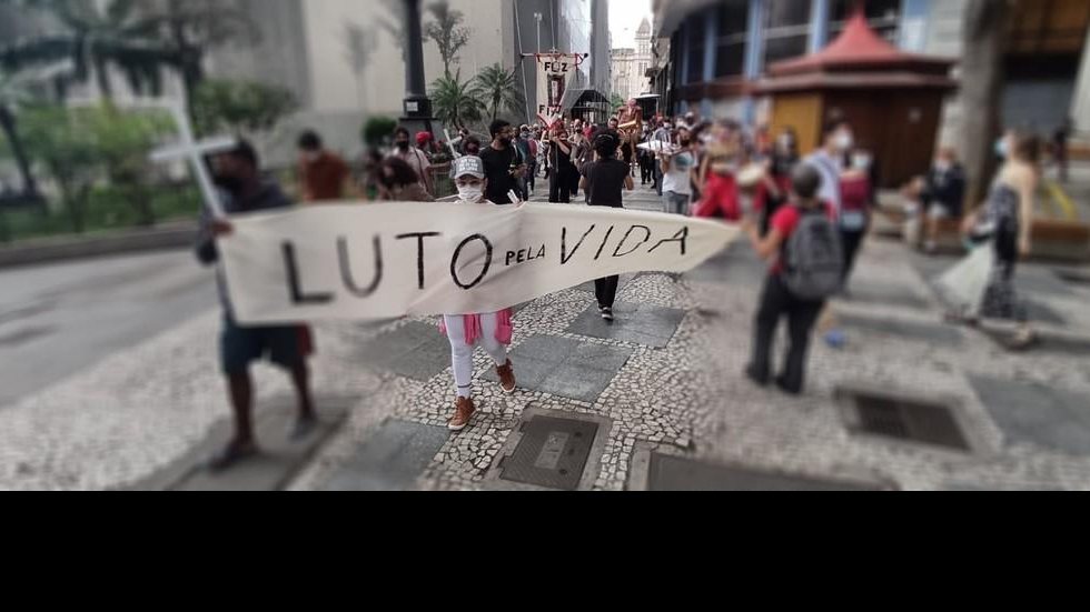 Blocos de carnaval de SP fazem cortejo no Dia de Finados em homenagem às 600 mil vítimas da Covid-19 do Brasil: ‘Luto pela vida’