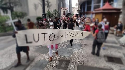 Blocos de carnaval de SP fazem cortejo no Dia de Finados em homenagem às 600 mil vítimas da Covid-19 do Brasil: ‘Luto pela vida’