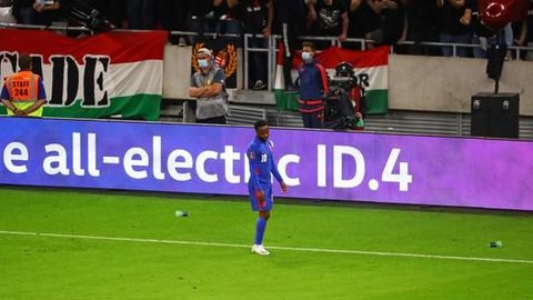 Fifa pune Hungria com multa e dois jogos sem público após episódios de racismo contra a Inglaterra
