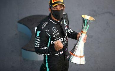Hamilton vence com sobra GP da Espanha e quebra mais um recorde na F1