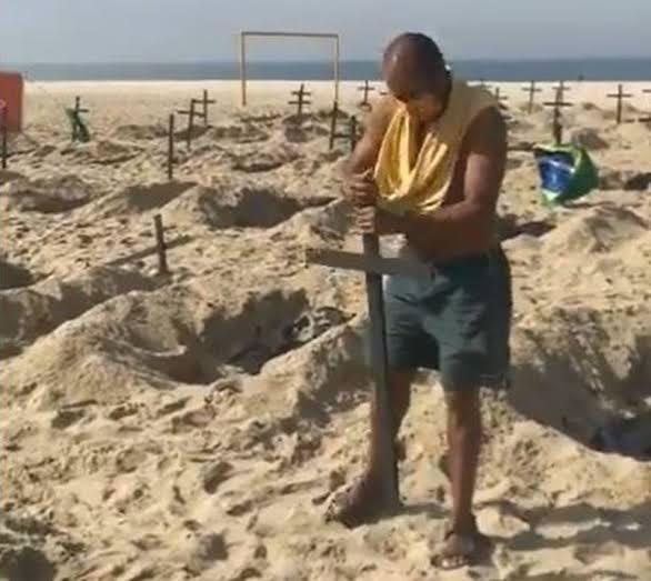 No Rio, homem derruba cruzes que lembram mortos pela covid-19